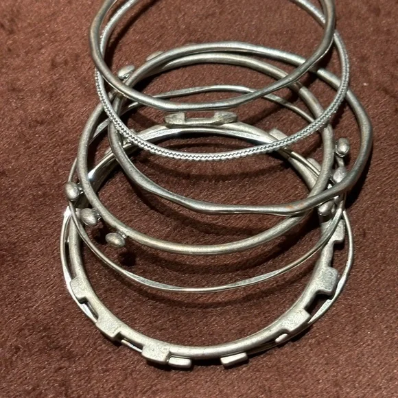 Eight Assorted Pattern Metal Bracelets Silver Women - Picture 15 of 16